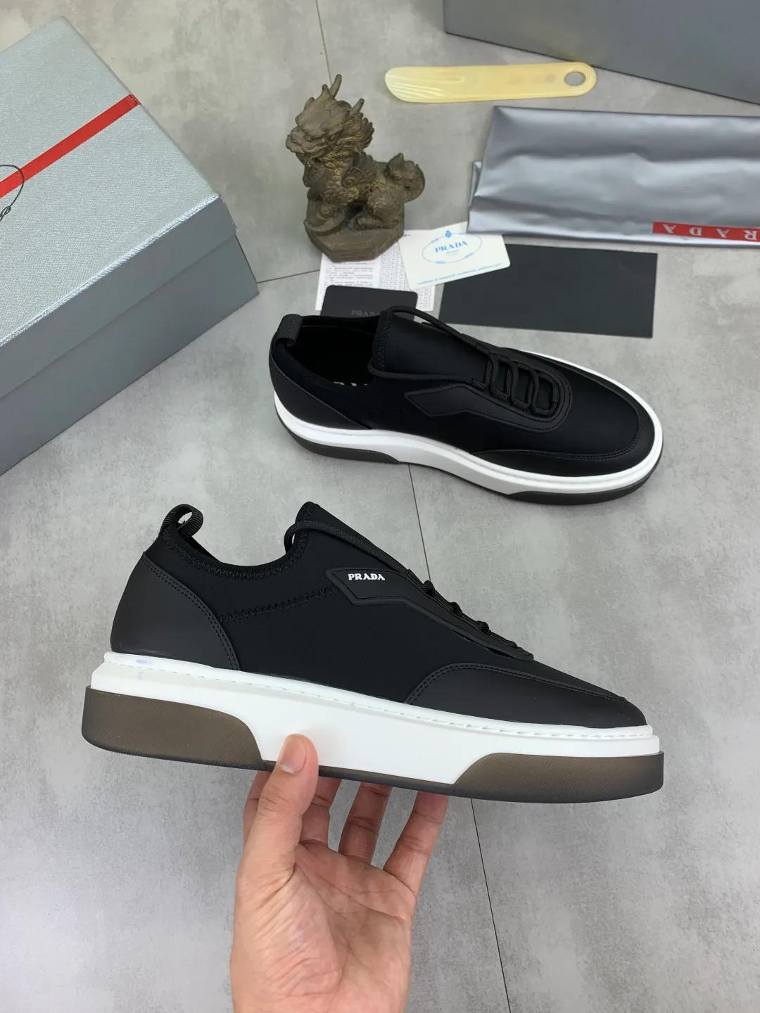 Men's shoes 💰P560💰[New style] popular models are on the official website, 🆘 Trendy brand (Prada) mainly promotes popular models, avant-garde and versatile fashion men's shoes private version mold opening, cowhide surface splicing 1:1.. Fashionable and simple, original imported cowhide lining cowhide feet; the atmosphere and personality are more fashionable, eye-catching and pursuing class. It will subvert the old idea and be a must-have for fashionistas with you! Must keep it for yourself! Tall and comfortable, large and low, high-end quality workmanship. Size: 38-44 3️⃣colors available.